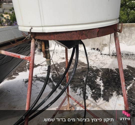 דוד שמש עם צינורות על גג